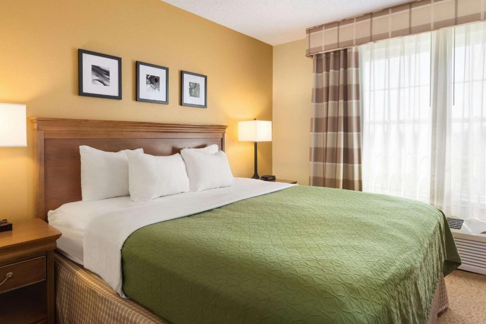 Country Inn & Suites by Radisson, Salina, KS